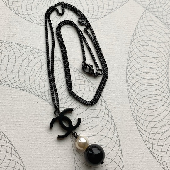 💥SOLD💥 CHANEL Classic CC Black Pearl Necklace - Picture 2 of 6